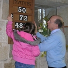 The warden gets a helping hand with the hymn numbers
